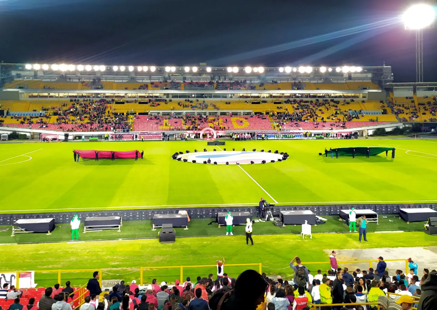Estadio El Campín de Bogotá iluminado durante un partido nocturno