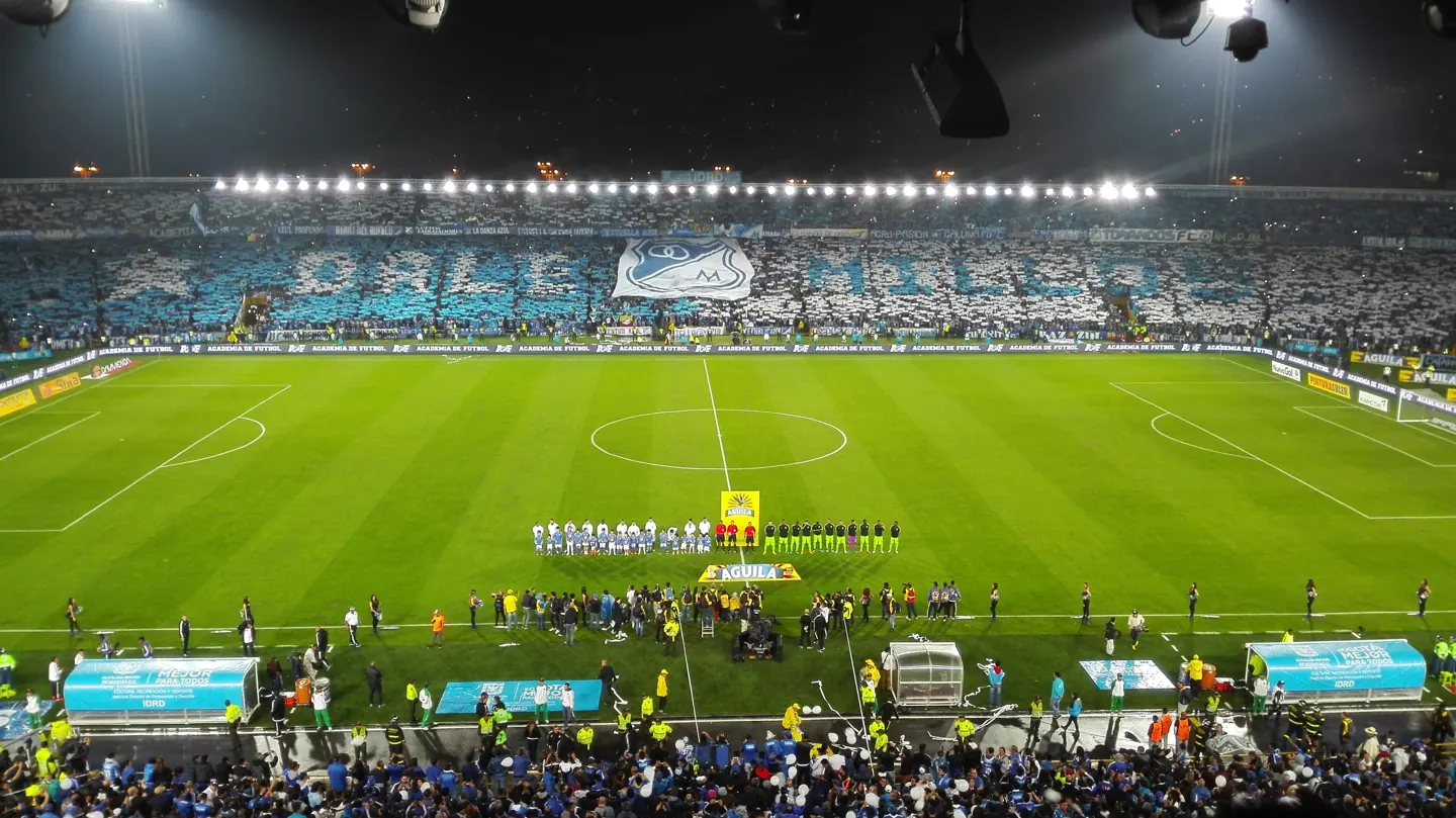Hinchas en el Estadio El Campín durante un Millonarios contra Atlético Nacional