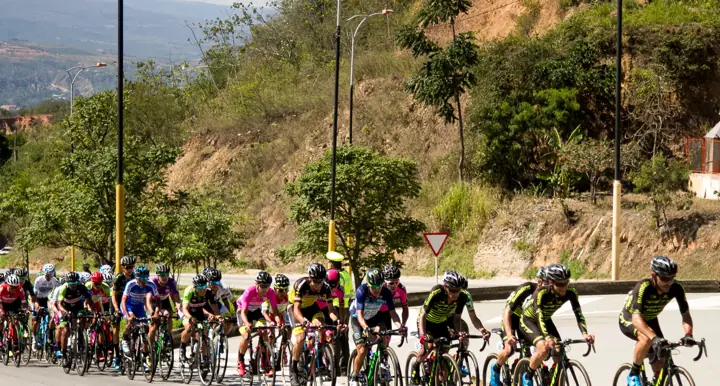 Pelotón de la Vuelta a Colombia 2018 en carretera